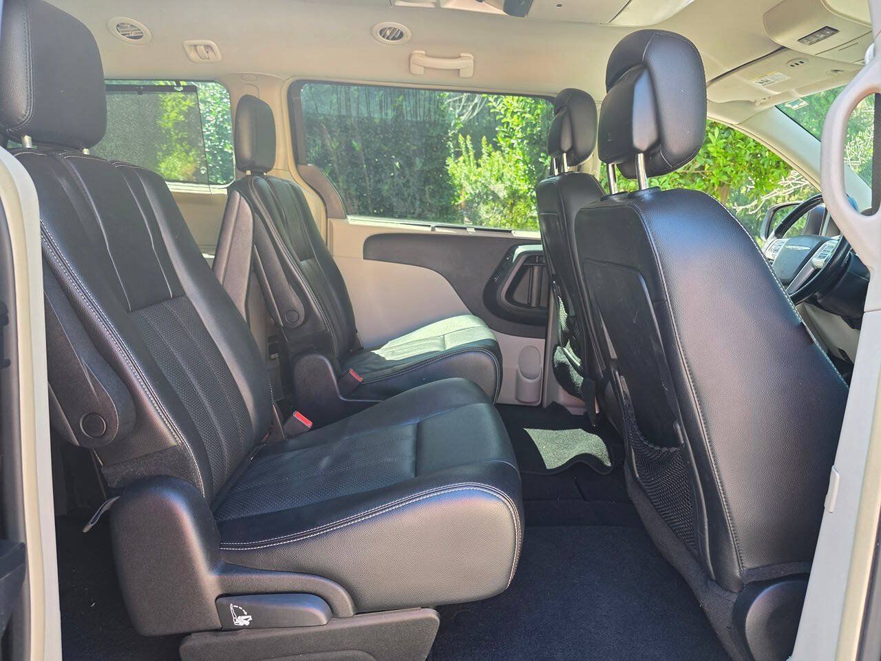 Used 2015 Chrysler Town & Country Touring-L w/ Driver Convenience Group FWD image 33