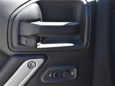 Used 2018 Jeep Wrangler Unlimited Sahara w/ Connectivity Group AWD/4WD image 13
