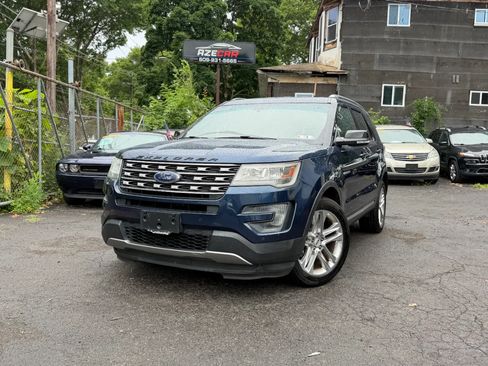 Used 2016 Ford Explorer XLT w/ Equipment Group 202A AWD/4WD image 2