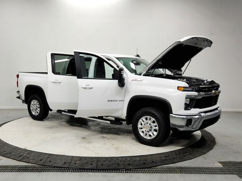 Used 2025 Chevrolet Silverado 2500 LT image 9