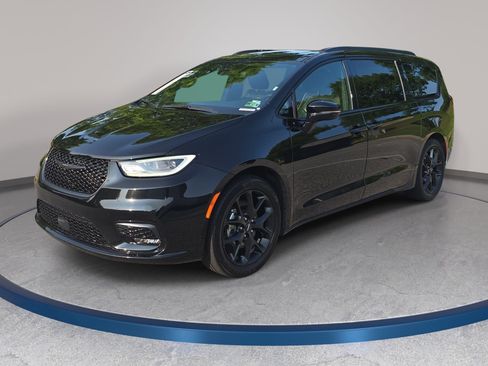 Used 2025 Chrysler Pacifica Limited FWD image 1