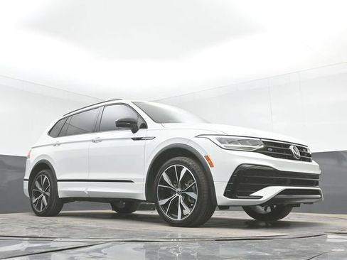 Used 2022 Volkswagen Tiguan SE R-Line FWD image 40