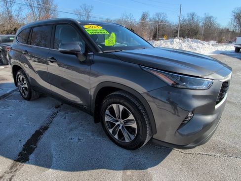 Used 2023 Toyota Highlander XLE image 9