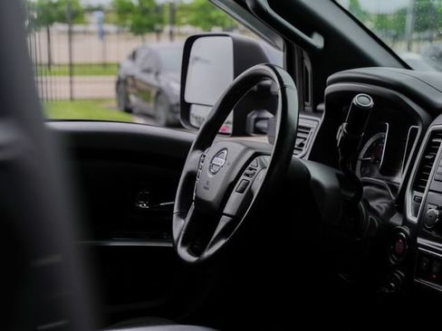 Used 2019 Nissan Titan SV w/ SV Convenience Package AWD/4WD image 32