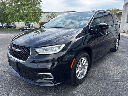 Used 2025 Chrysler Pacifica Select FWD image 7