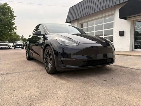 Used 2023 Tesla Model Y Performance AWD/4WD image 2