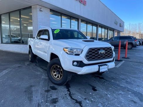 Used 2022 Toyota Tacoma TRD Sport image 3