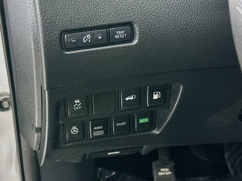 Used 2018 Nissan Rogue SV w/ Premium Package image 15