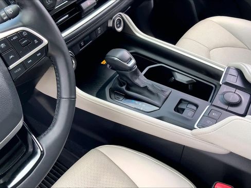 Used 2025 Toyota Grand Highlander FWD image 16