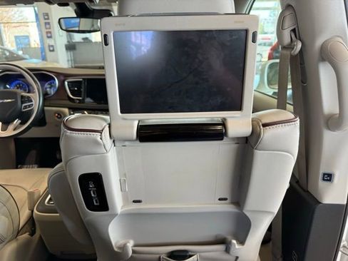 Used 2018 Chrysler Pacifica Limited w/ Tire & Wheel Group image 24