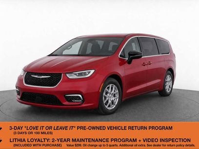 Used 2025 Chrysler Pacifica Select