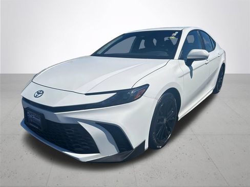 Used 2025 Toyota Camry SE FWD image 2