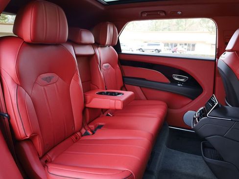 Used 2023 Bentley Bentayga Extended Wheelbase image 32