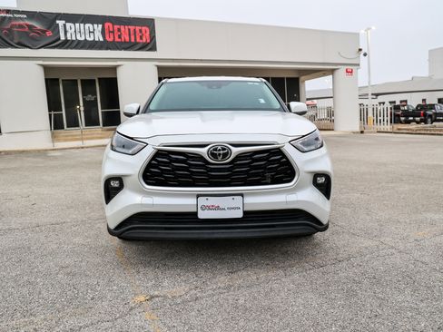 Used 2024 Toyota Highlander LE FWD image 3