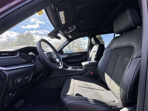 New 2025 Jeep Grand Cherokee Altitude image 14