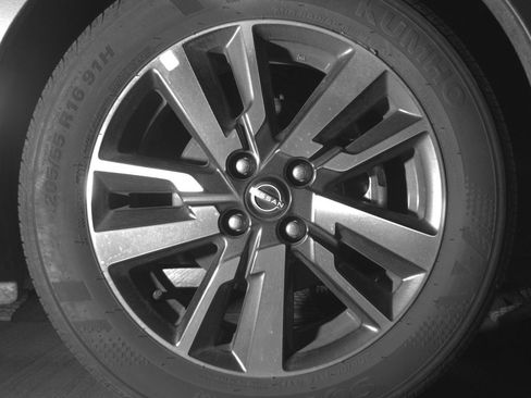 Used 2025 Nissan Versa SV FWD image 13