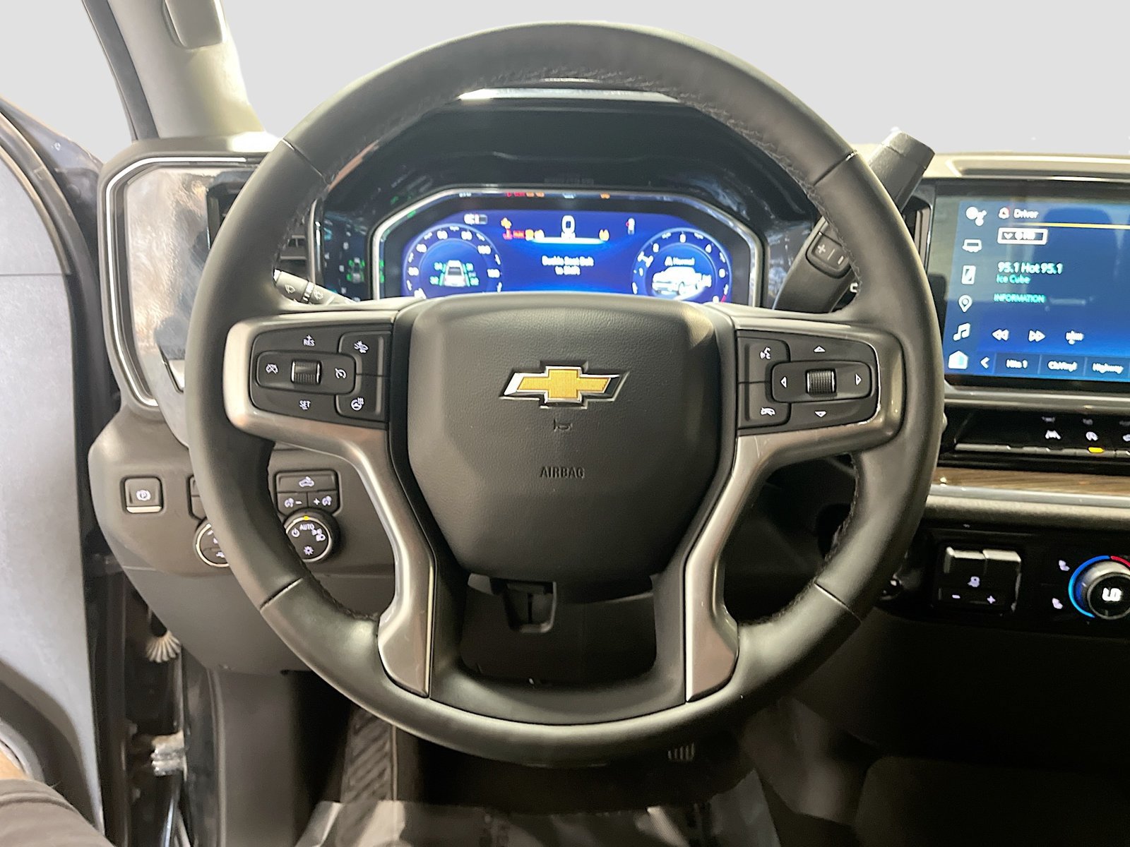 Used 2025 Chevrolet Silverado 1500 LT w/ Z71 Off-Road Package AWD/4WD image 11