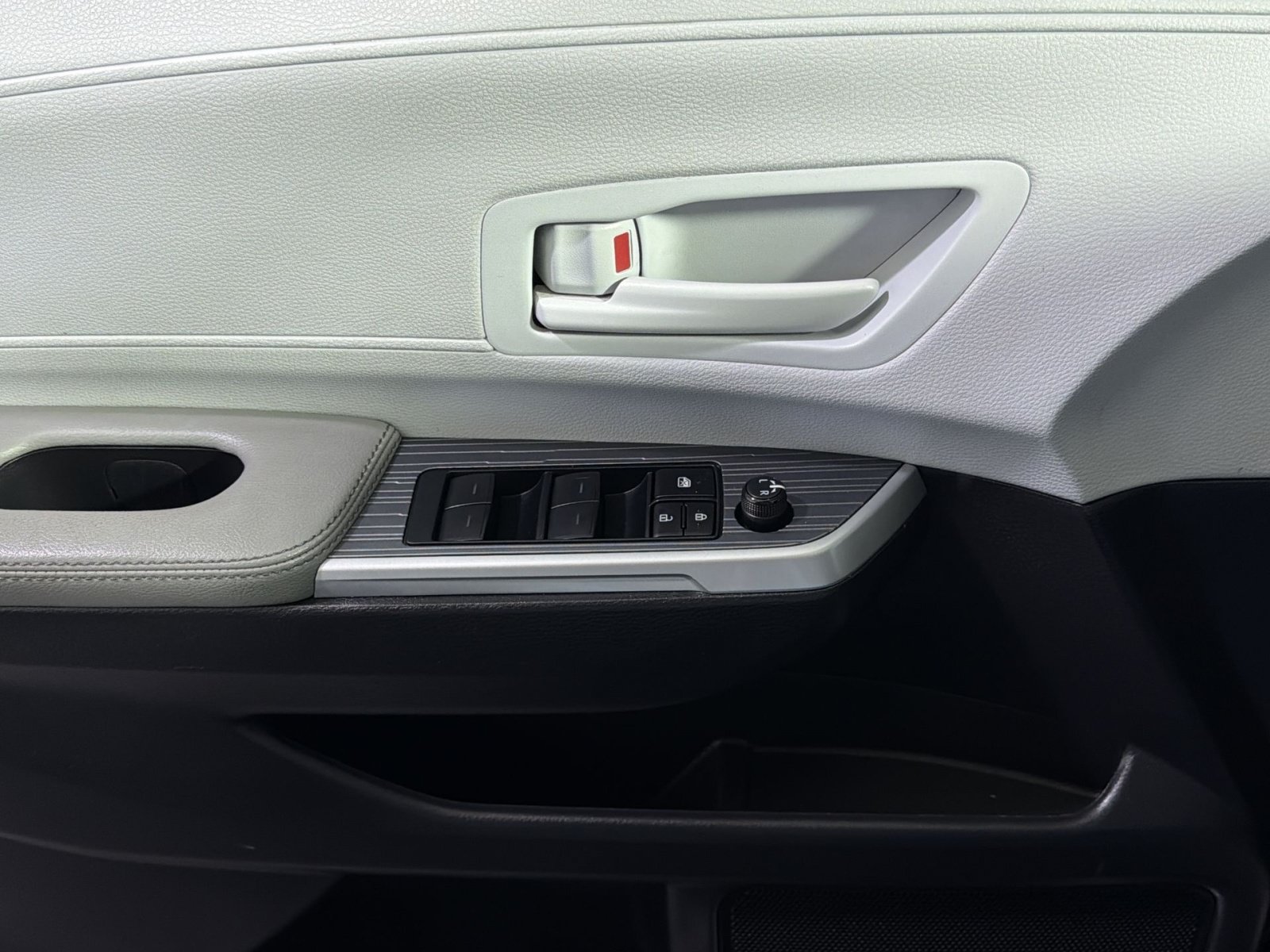 Used 2025 Toyota Sienna LE FWD image 30