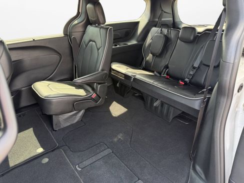 Used 2026 Chrysler Pacifica Limited FWD image 15