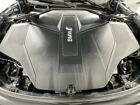 Used 2023 BMW i7 xDrive60 w/ Executive Package 2 AWD/4WD image 32