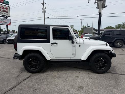 Used 2017 Jeep Wrangler Sahara AWD/4WD image 5
