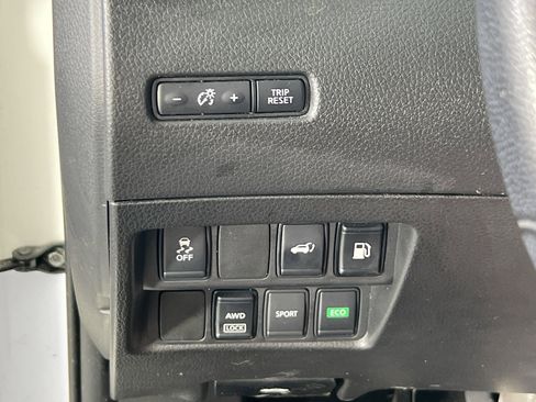 Used 2018 Nissan Rogue SV image 10