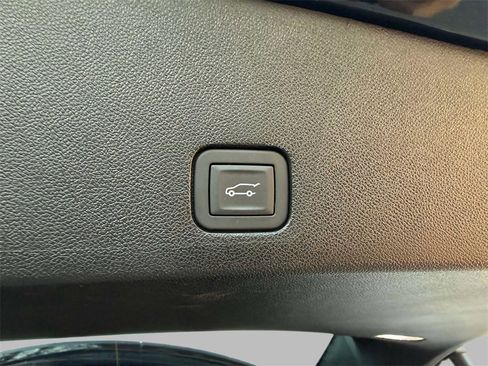 Used 2025 Cadillac XT6 Luxury image 18