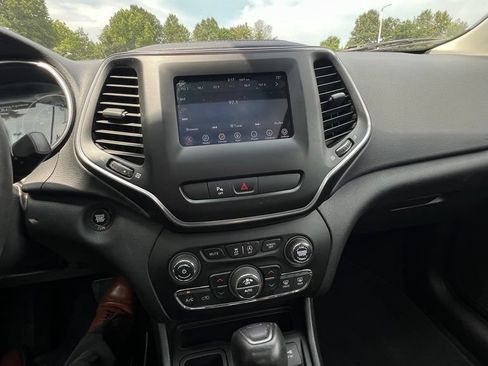 Used 2020 Jeep Cherokee Latitude Plus w/ Comfort/Convenience Group FWD image 24