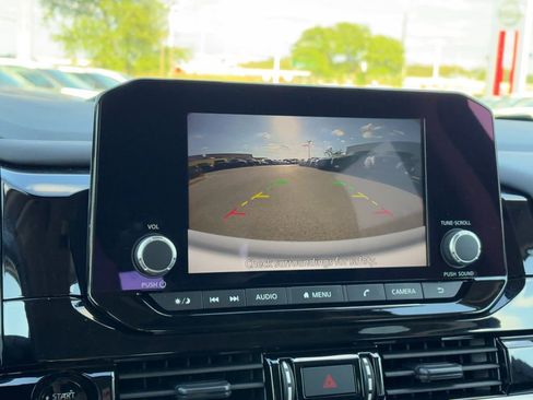 Used 2025 Nissan Pathfinder SV image 18