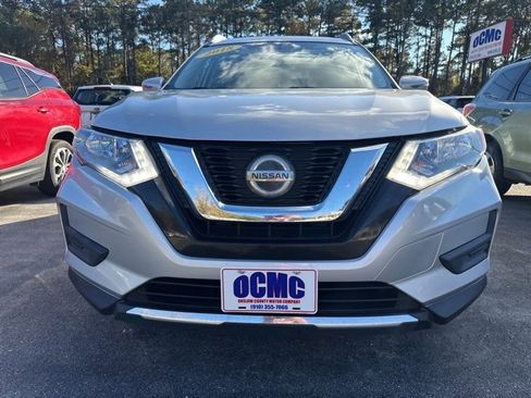 Used 2018 Nissan Rogue SV image 2