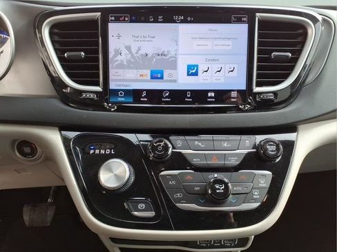 Used 2024 Chrysler Pacifica Touring-L FWD image 21