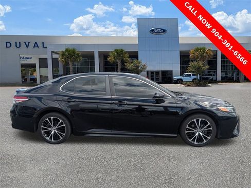 Used 2019 Toyota Camry SE image 3