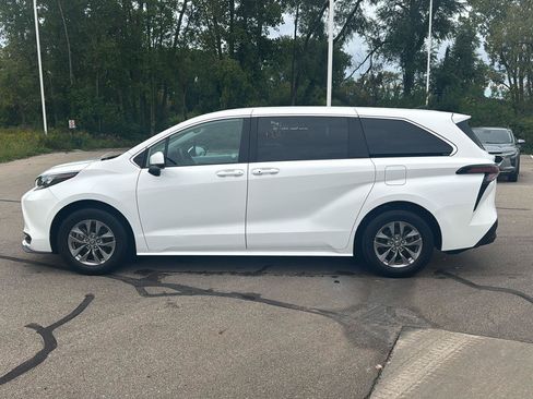 Used 2025 Toyota Sienna LE FWD image 2