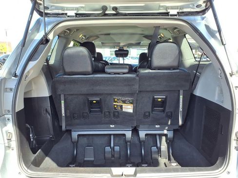 Used 2020 Toyota Sienna SE w/ SE Preferred Package FWD image 24