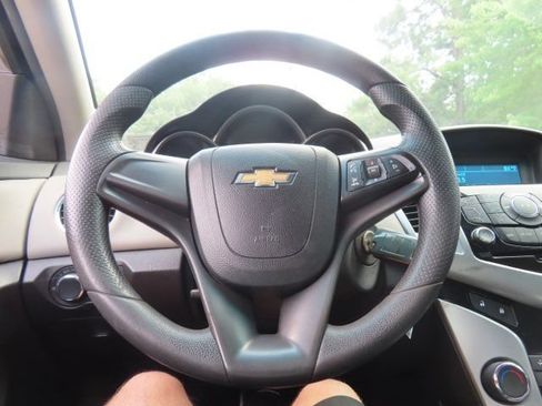 Used 2013 Chevrolet Cruze LS FWD image 25