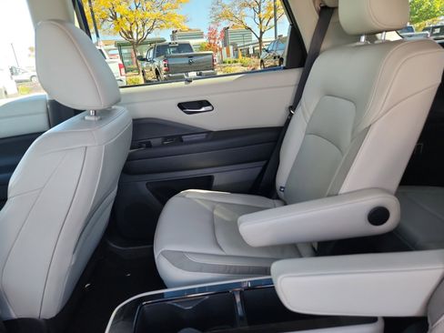 Used 2022 Nissan Pathfinder SL w/ SL Premium Package image 17