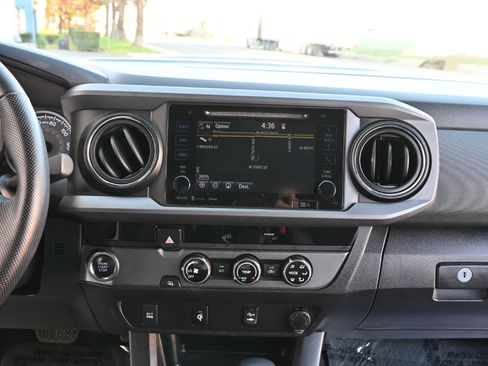 Used 2016 Toyota Tacoma TRD Sport image 18