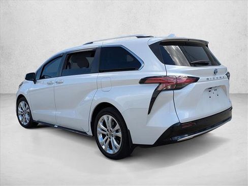 Certified 2023 Toyota Sienna Platinum image 7
