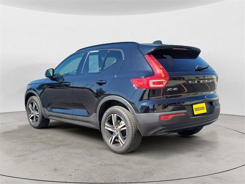 Used 2023 Volvo XC40 B5 Plus image 3