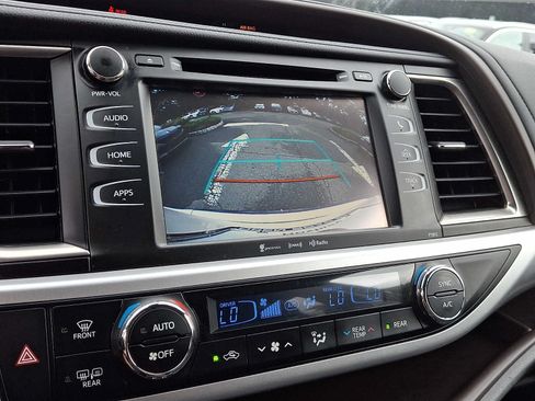 Used 2019 Toyota Highlander Plus AWD/4WD image 18