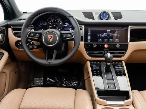 Certified 2025 Porsche Macan AWD/4WD image 15