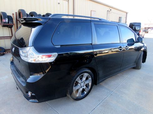 Used 2012 Toyota Sienna SE image 4