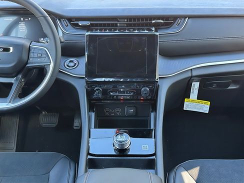 New 2025 Jeep Grand Cherokee Altitude image 15