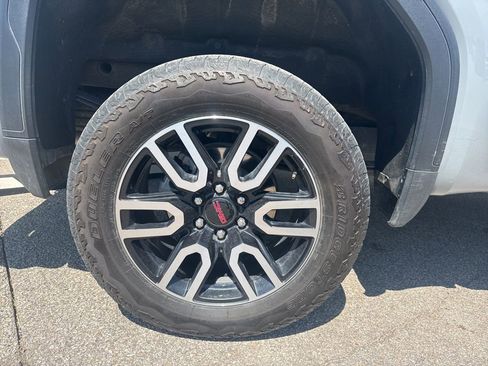 Used 2025 GMC Sierra 1500 AT4 w/ Technology Package AWD/4WD image 9