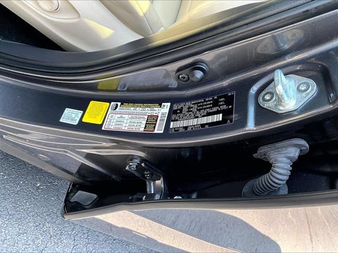 Used 2024 Toyota Highlander XLE FWD image 34