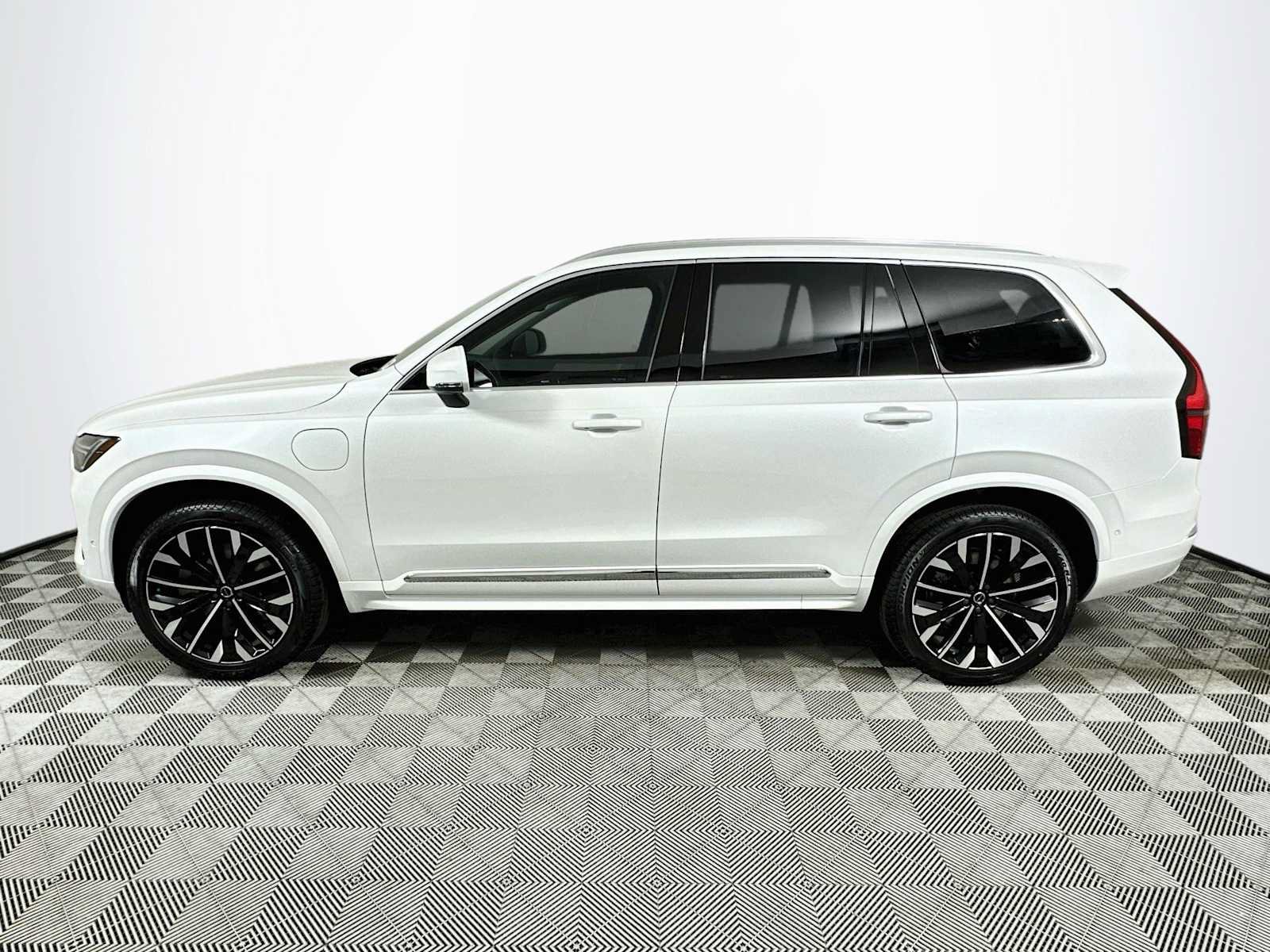 New 2026 Volvo XC90 T8 Plus w/ Protection Package Premier AWD/4WD image 4