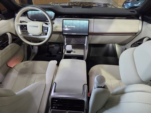 Used 2025 Land Rover Range Rover SV image 6