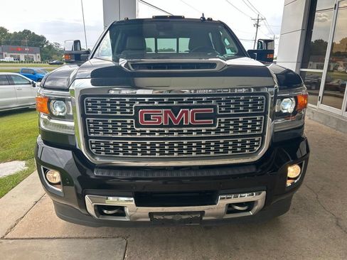 Used 2018 GMC Sierra 2500 Denali w/ Duramax Plus Package AWD/4WD image 3