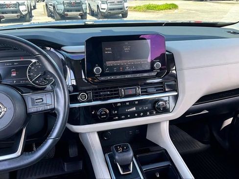 Used 2022 Nissan Pathfinder SV FWD image 9