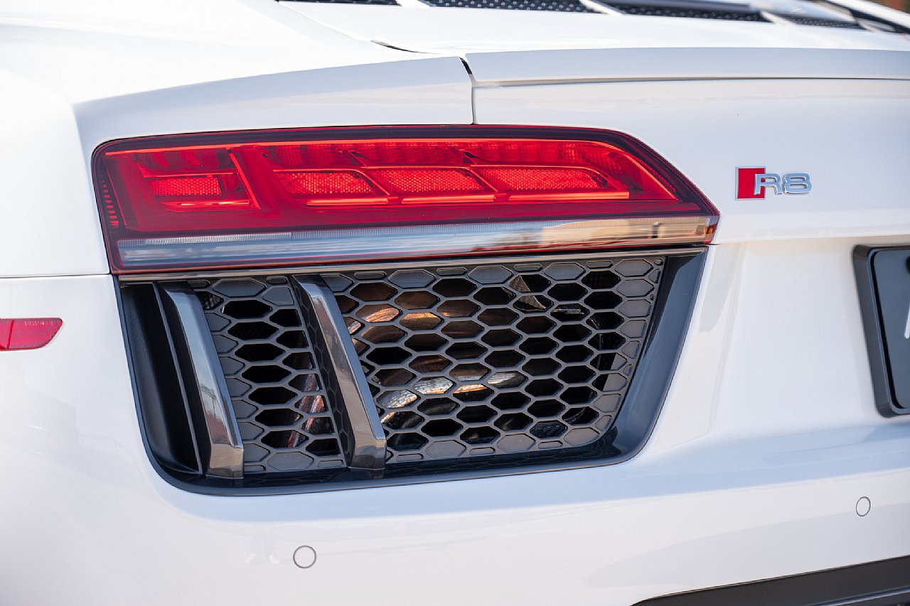 Used 2018 Audi R8 V10 w/ Premium Package RWD image 19